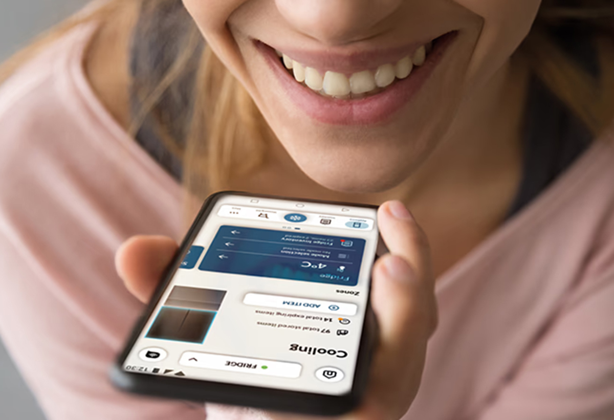 Απεικονίζεται μια γυναίκα να κάνει χρήση της εφαρμογής hOn.